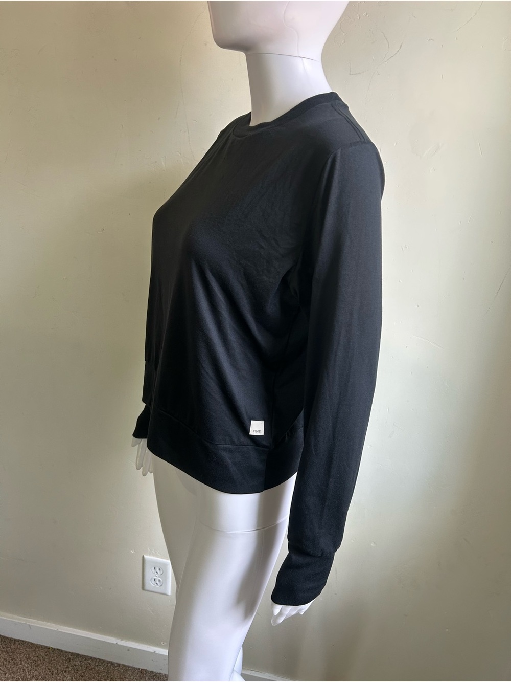 ▶️ Vuori Womens M Black Performance Crewneck Pullover Long Sleeve Cropped Top - Picture 5 of 14